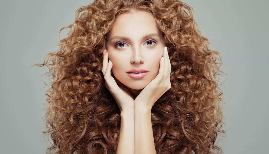 How to Keep Curly Hair Well Hydrated 